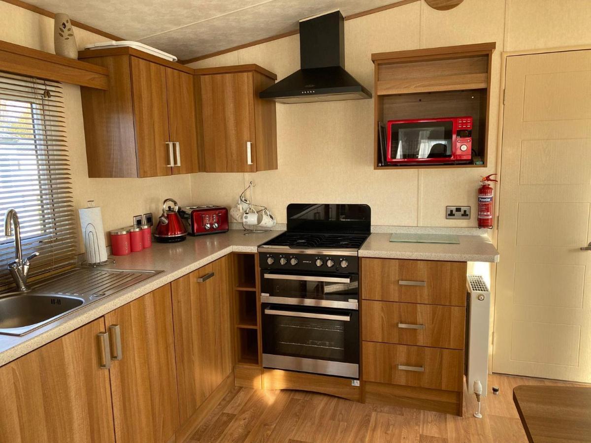 6 Berth Caravan With Decking At Manor Park In Hunstanton Ref 23017H Bagian luar foto