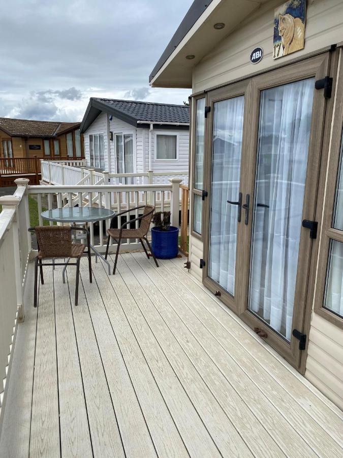 6 Berth Caravan With Decking At Manor Park In Hunstanton Ref 23017H Bagian luar foto