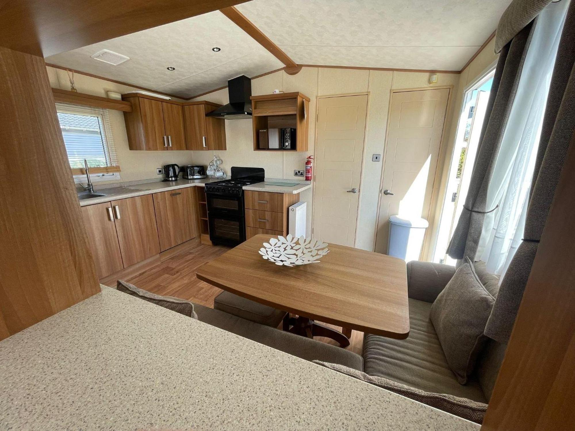 6 Berth Caravan With Decking At Manor Park In Hunstanton Ref 23017H Bagian luar foto
